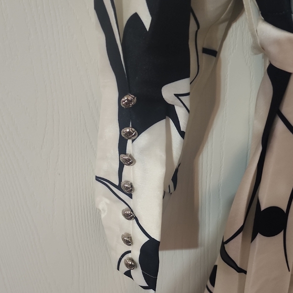 Love Me Queen Black and White Trench Coat - Picture 4 of 13